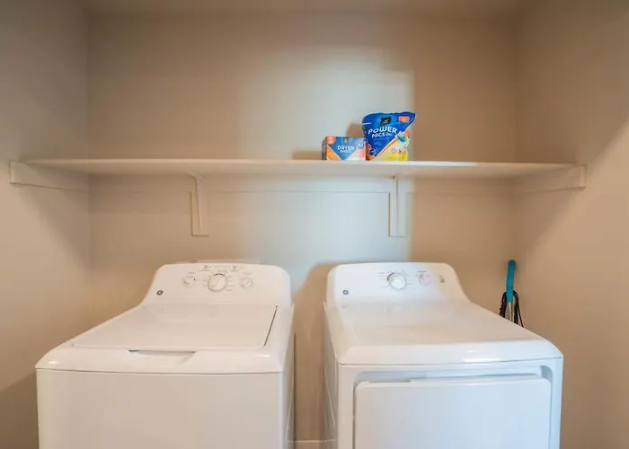 Spacious 1bd - Balcony, Pool, Gym, W-d - Sleeps 4 Apartment *